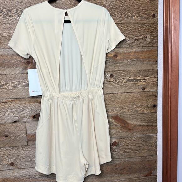 Lululemon Lightweight High-Neck Romper Prosecco cut out back  Size 6 NWT - Picture 4 of 9